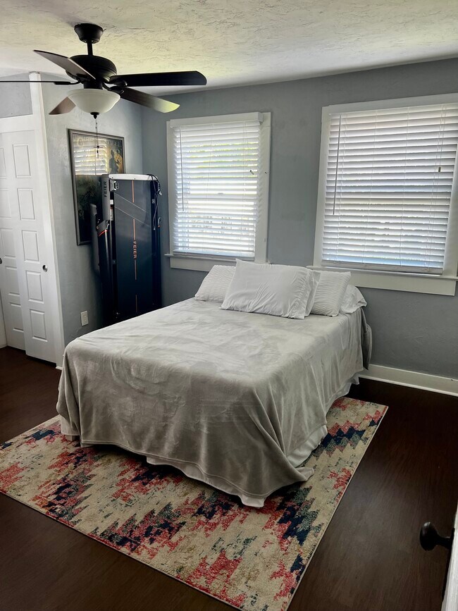 Building Photo - 1533 Hough St