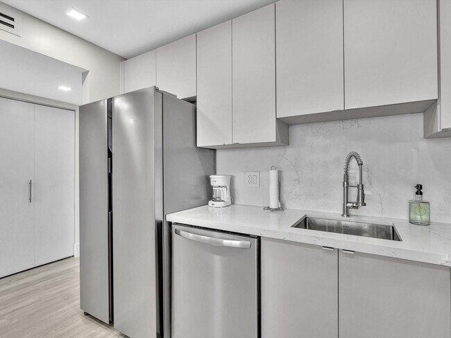 Building Photo - 1421 S Ocean Blvd