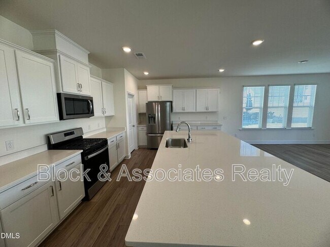Building Photo - 37 Bluebell St
