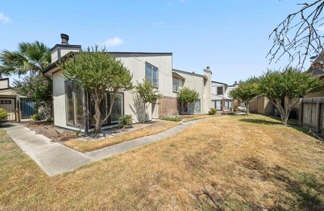 Building Photo - 7847 Green Lawn Dr