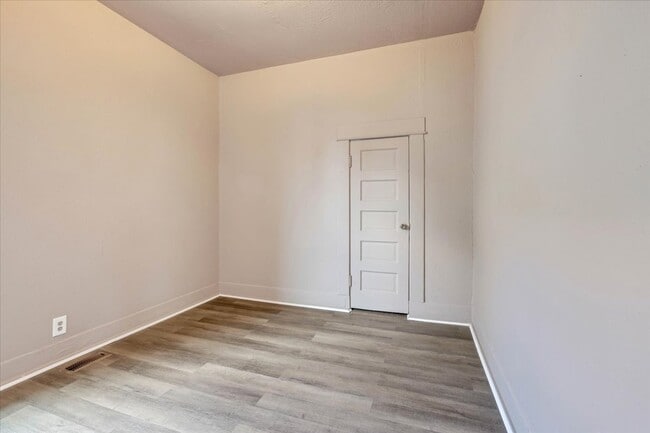 Building Photo - 913 S Hoff Ave