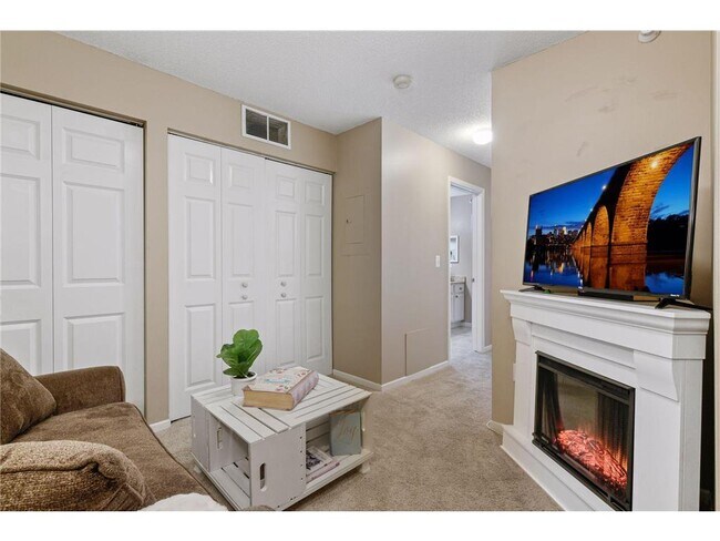 Building Photo - 680 N 2nd St