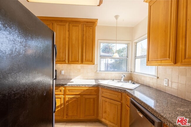 Building Photo - 8537 Cashio St