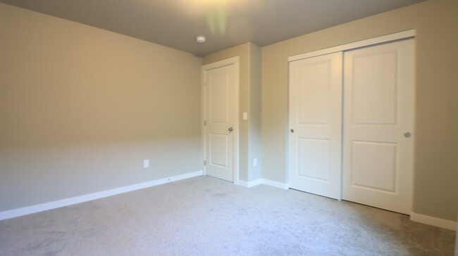 Building Photo - Rare 5/3 home in SE Bend