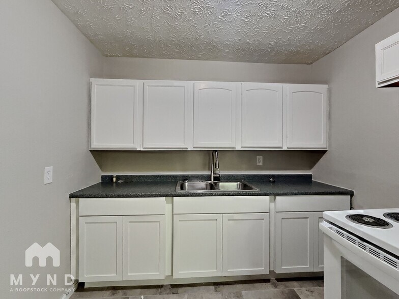 Building Photo - 6125 Roselawn Dr
