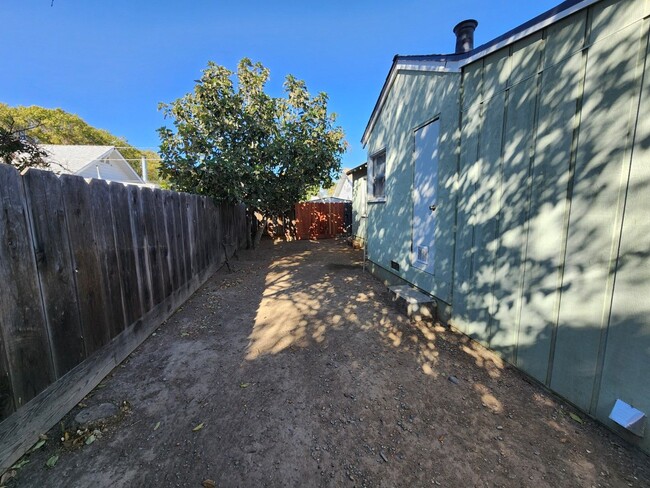 Building Photo - Quaint 2 bedroom home