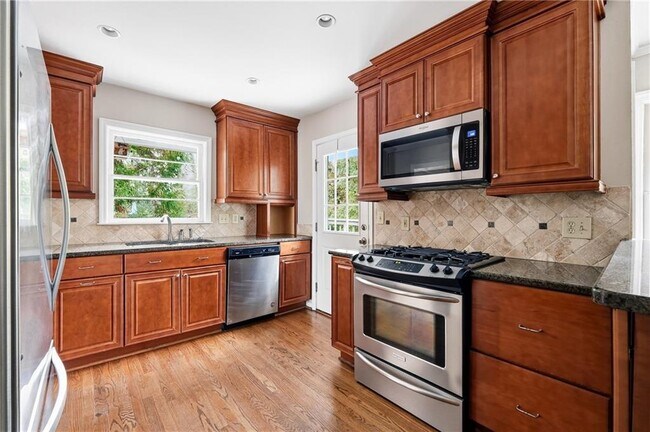 Building Photo - 1846 Fernwood Rd NW