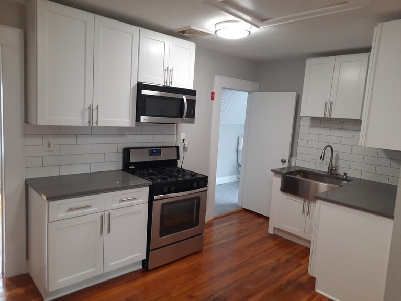 KITCHEN - 177 Davenport Ave