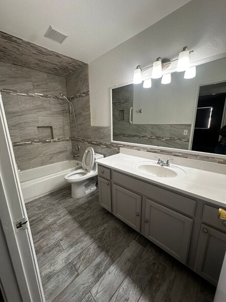 Building Photo - 43770 Santa Rosa Cir