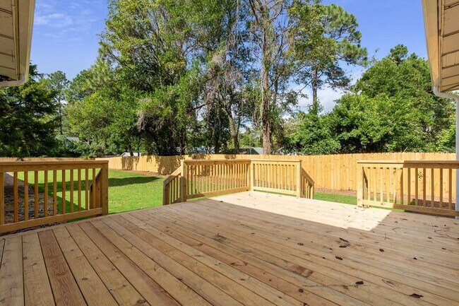 Building Photo - 852 N May St