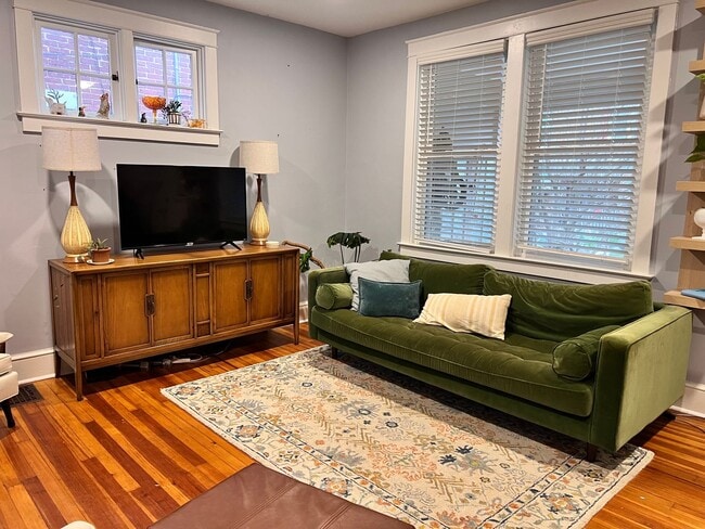 Building Photo - Charming Reynolds Ave Rental – Spacious Yard, Stylish Kitchen, Great Location