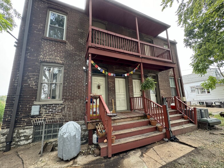 Exterior entrances from the backyard to the kitchen. - 5313 Magnolia Ave