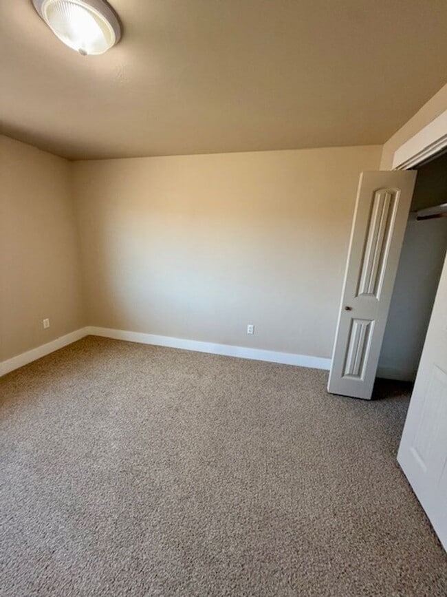 Building Photo - 2 Bedroom 1 Bathroom Apartment  NEW PRICE UPDATE