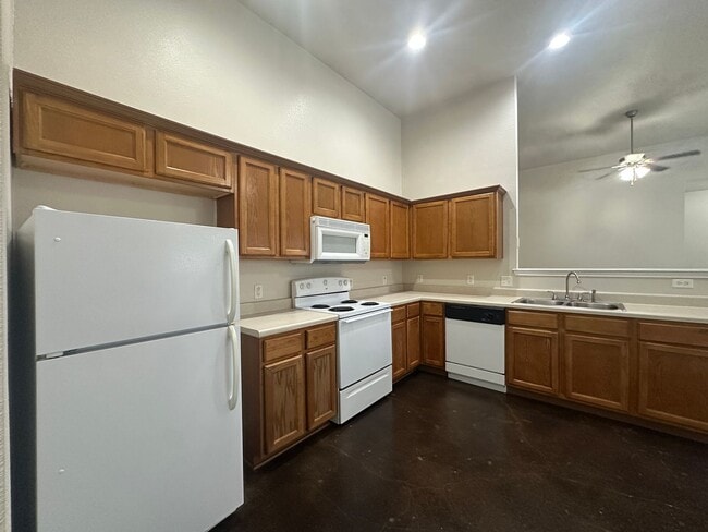 Building Photo - 5731 Golf Heights