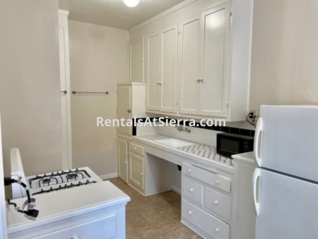 Building Photo - 1840 N Berendo St