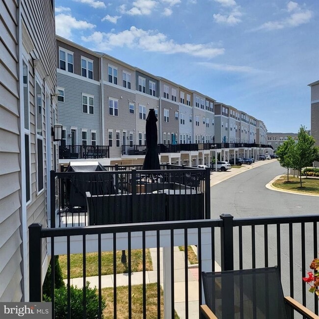 Building Photo - Welcome to your new home in the heart of Loudon County, VA!