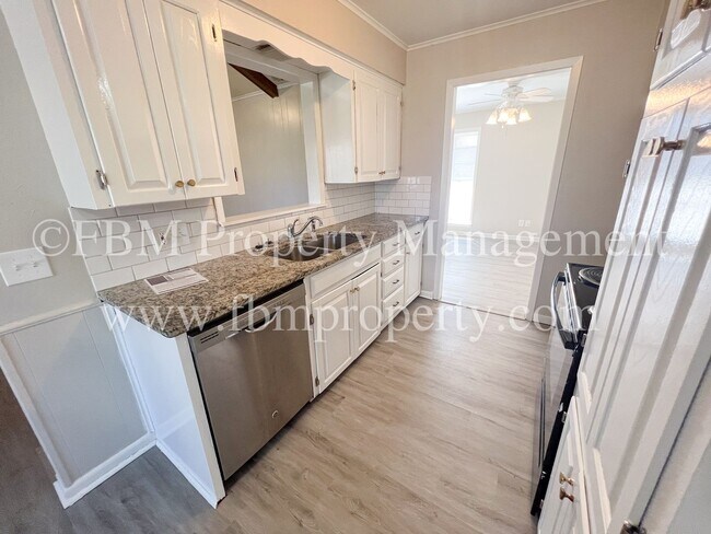 Building Photo - 1204 Williamsburg Dr