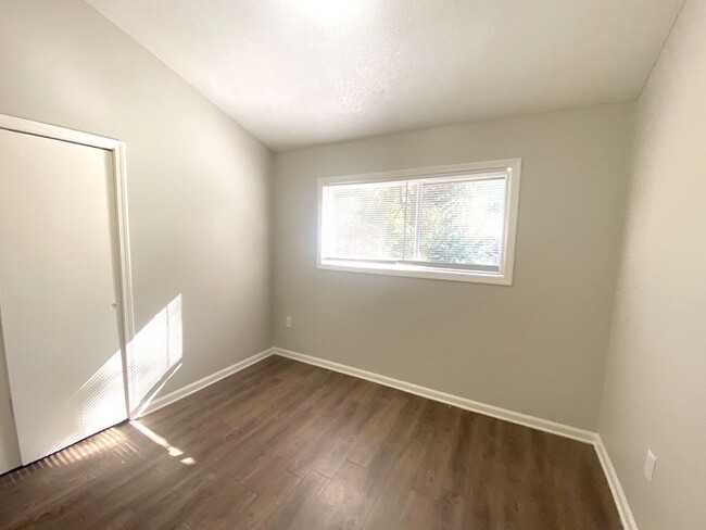 Building Photo - 4335 Hallview Dr