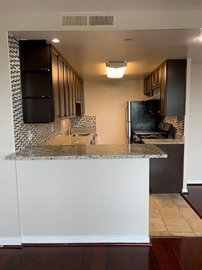 Building Photo - 1 Bedroom Condo With Den