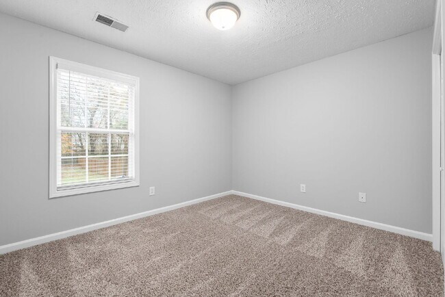 Building Photo - Spacious Home Conveniently Located Near I-24, Shopping, Restaurants, Movie Theater, AND More!