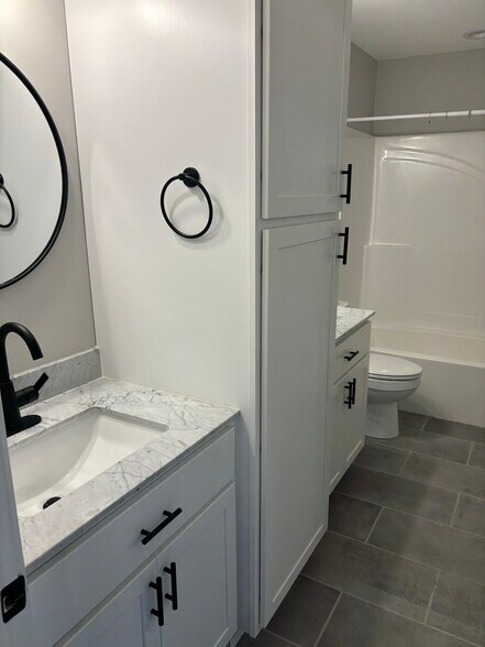 Jack/Jill Bath 1 - 1013 Oakmont Ln