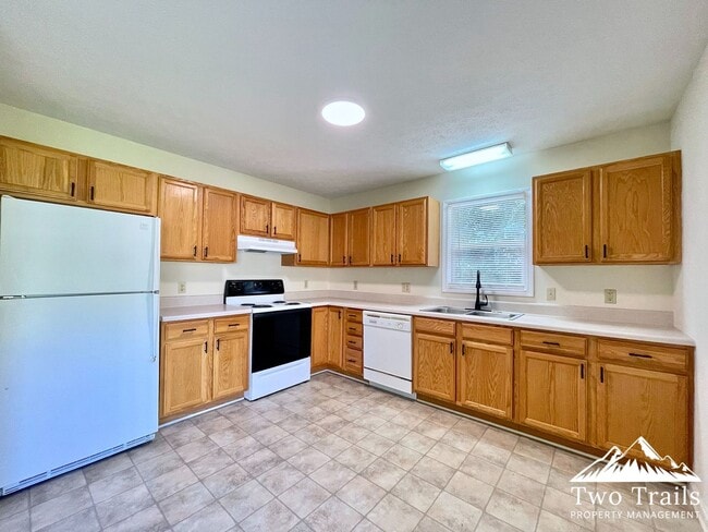 Building Photo - 707 Farmington Cir