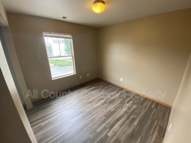 Building Photo - 535 E Mitchell St