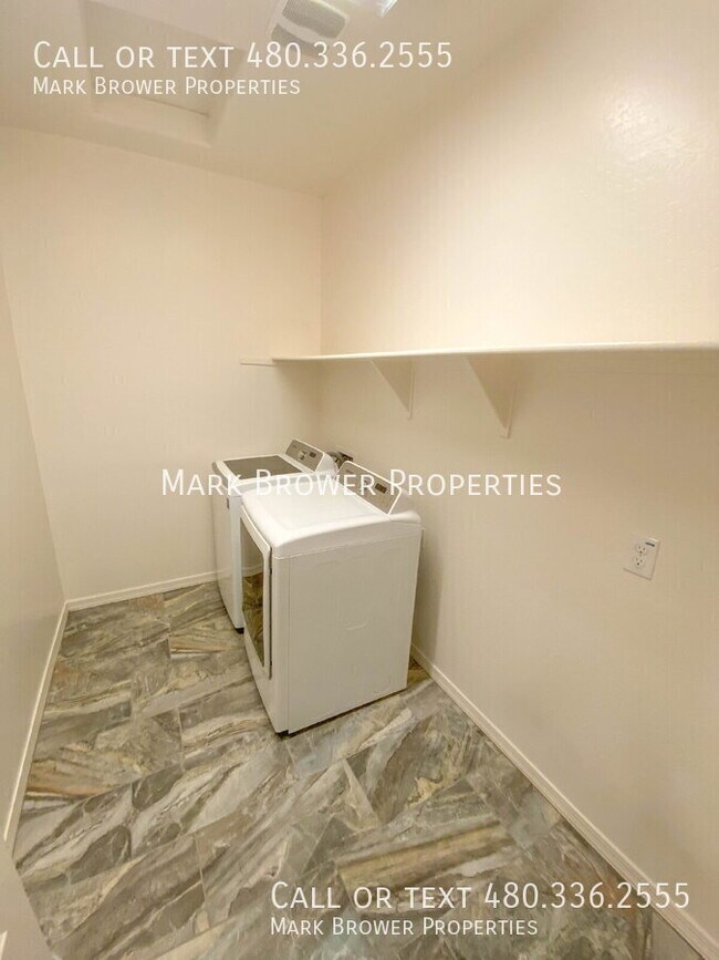 Building Photo - 3842 E Alfalfa Dr