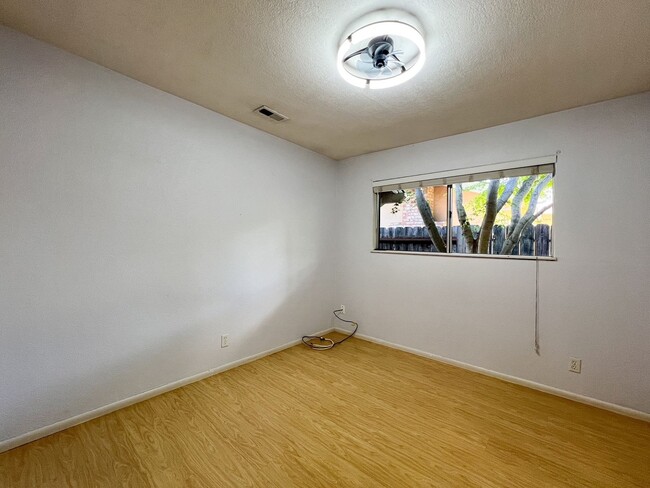 Building Photo - Single-Level Bel Aire Home with Spacious Layout