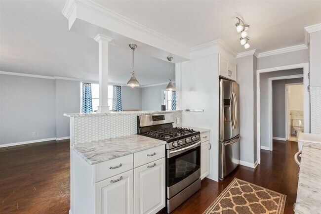 Building Photo - 6040 BLVD E