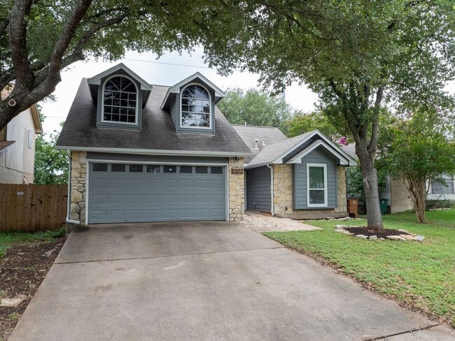 Building Photo - Charming 2-Bedroom Home with Versatile Lof...