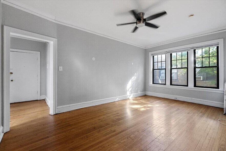 Primary Photo - 3610 N Claremont Ave