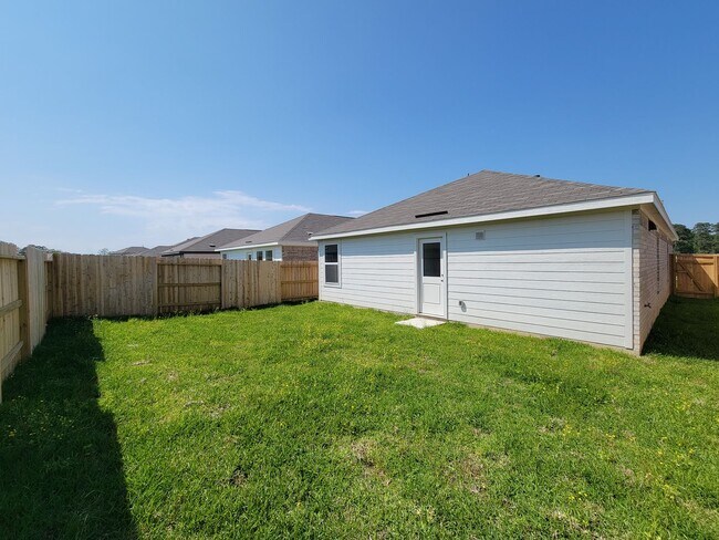 Building Photo - This single-story home shares an open layout between the kitchen, nook and family room for easy e...