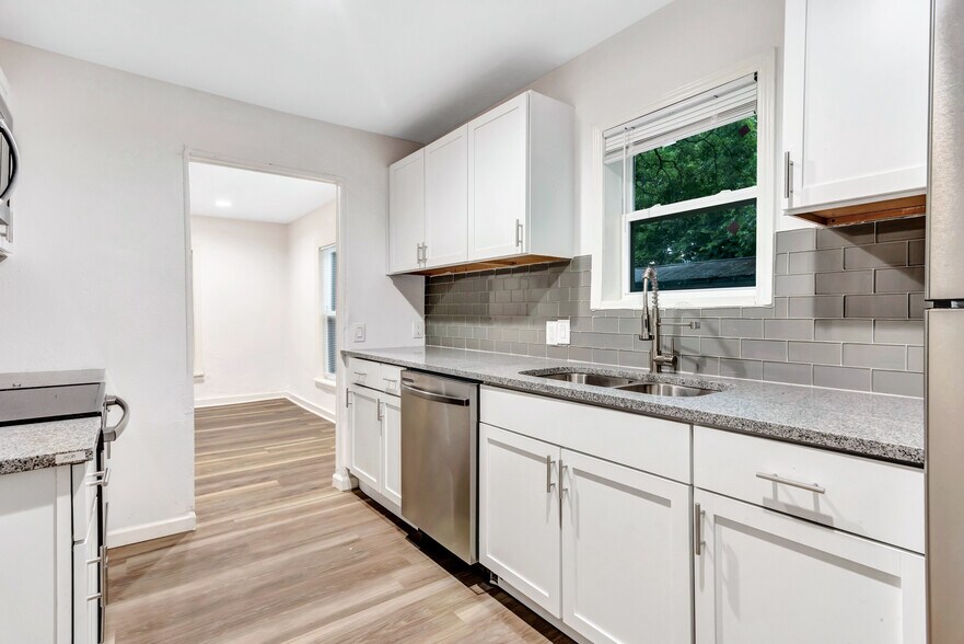 Building Photo - 425 E Sears St