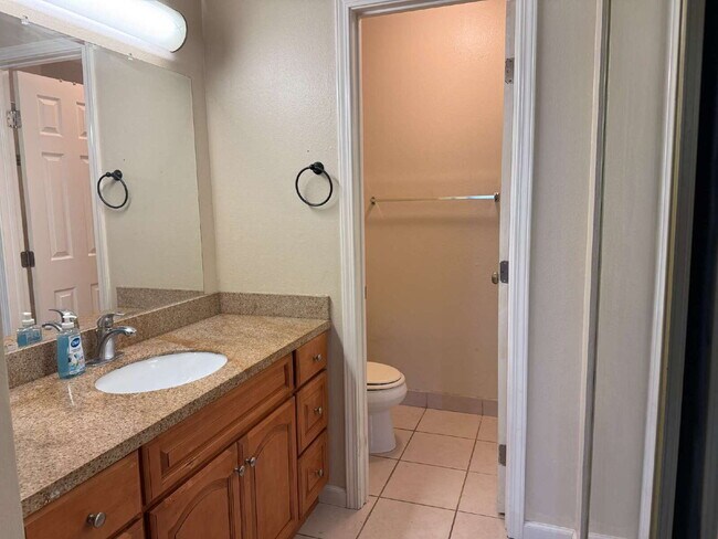 Building Photo - Large 3 bedroom apartment