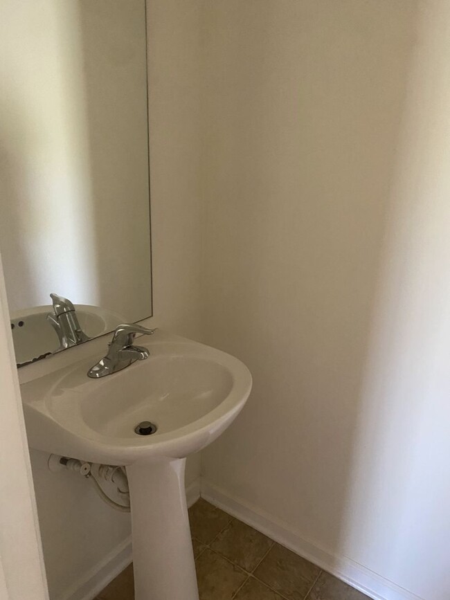 Building Photo - WOW!!! 4 Bedrooms 3.5 Bathrooms FOR RENT