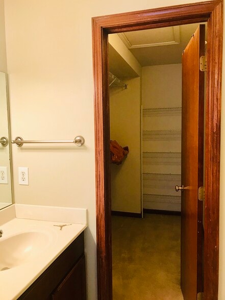 Master bedroom Walk-in closet - 3843 West De Blaay Ct SE