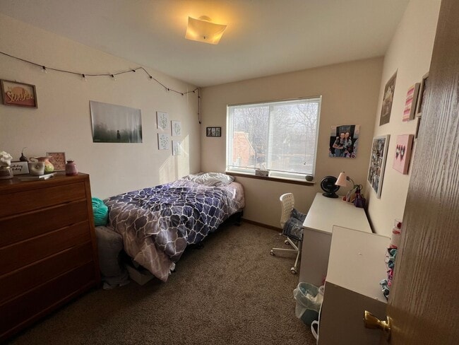 Building Photo - Pre-Leasing for 26/27 School Year