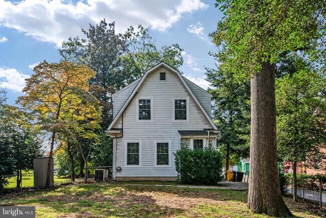 Building Photo - 6 Oak Ln SW