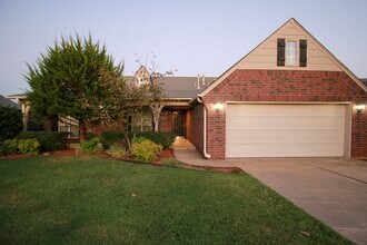 Building Photo - Darling Home In Jenks Schools!