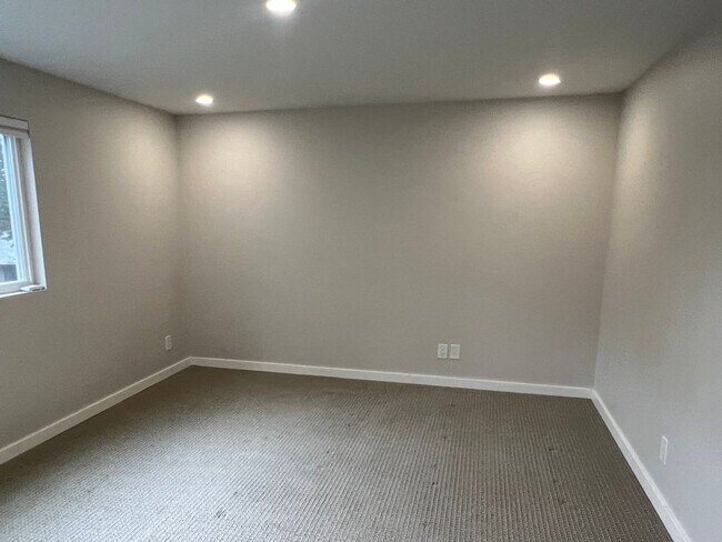 Building Photo - 4bd/2.5ba Bellevue Home