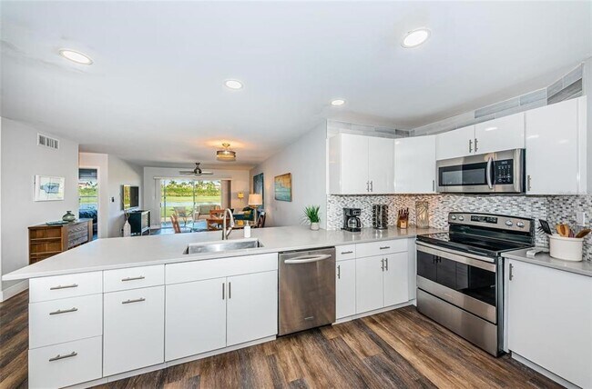 Building Photo - 6141 Bahia Del Mar Blvd S