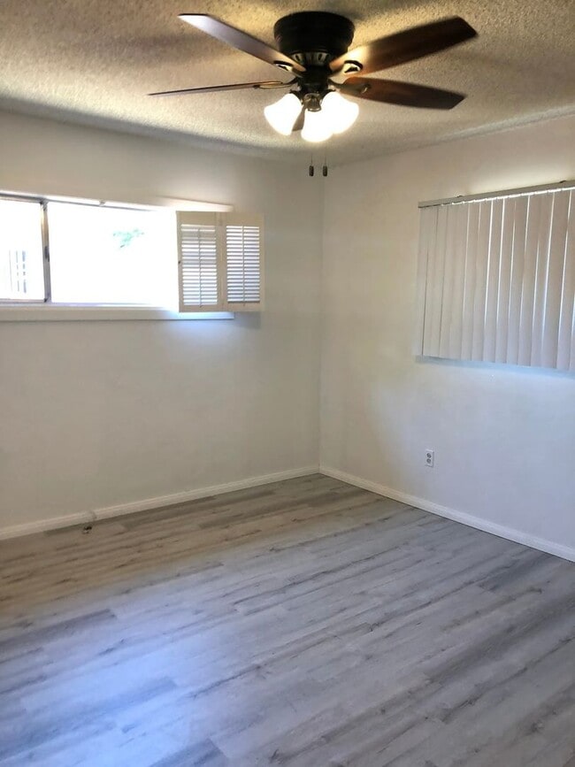 Building Photo - 5 bed 3 bath w/ POOL and Large rooms