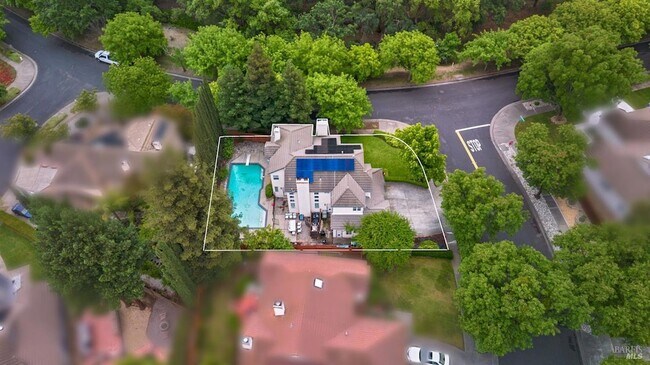 Building Photo - 3500 Crownridge Dr