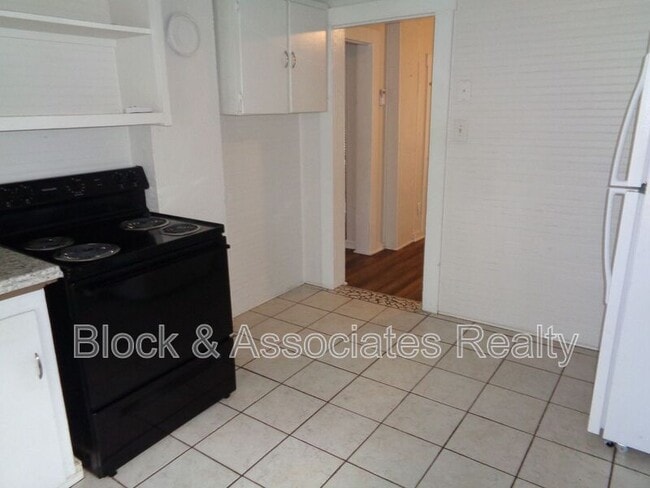 Building Photo - 405 Dobson St