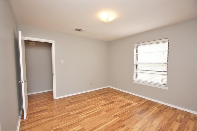 Building Photo - 3202 Barton View Dr