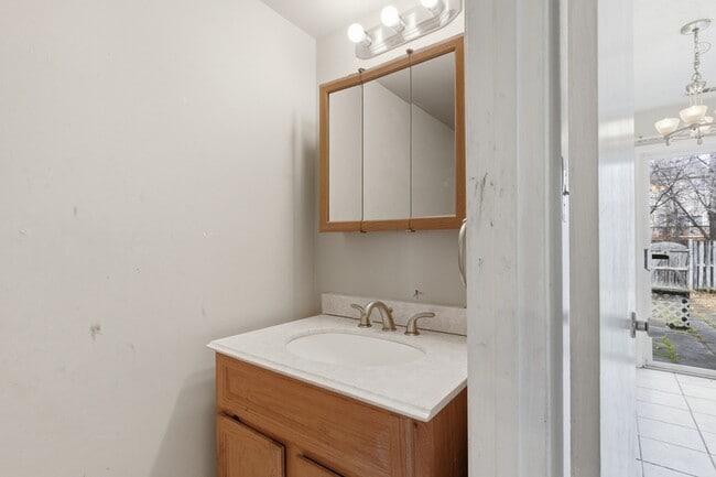 Building Photo - 72 Chelmsford Ct