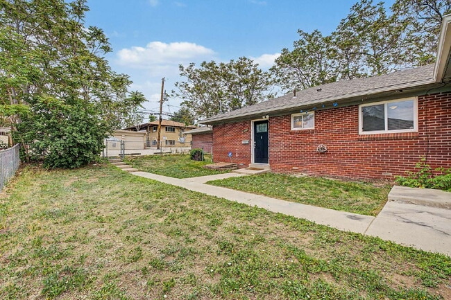 Building Photo - "Charming 3-Bedroom Duplex Retreat on Chester Street, Aurora – Cozy 1206 Sq Ft Home Awaiting Your...