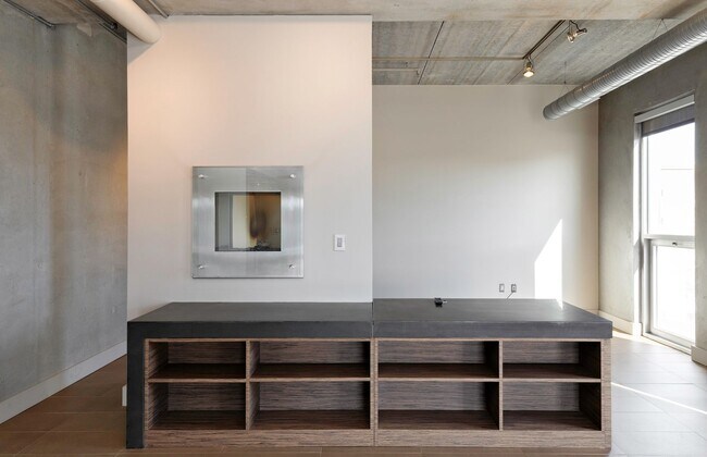 Building Photo - 309 E 5th St