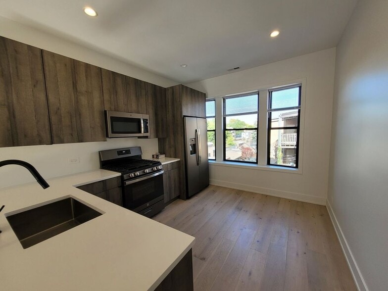 Building Photo - 1334 W Bryn Mawr Ave